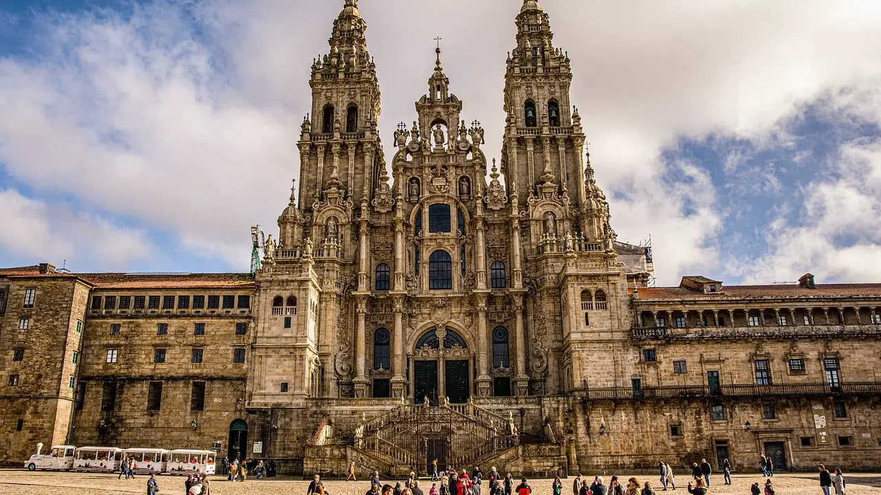 Galicia: Desde el Entroido en Ourense hasta la Fiesta del Apóstol en Santiago de Compostela, Galicia ofrece una variedad de celebraciones que destacan su rica herencia cultural y espiritual.