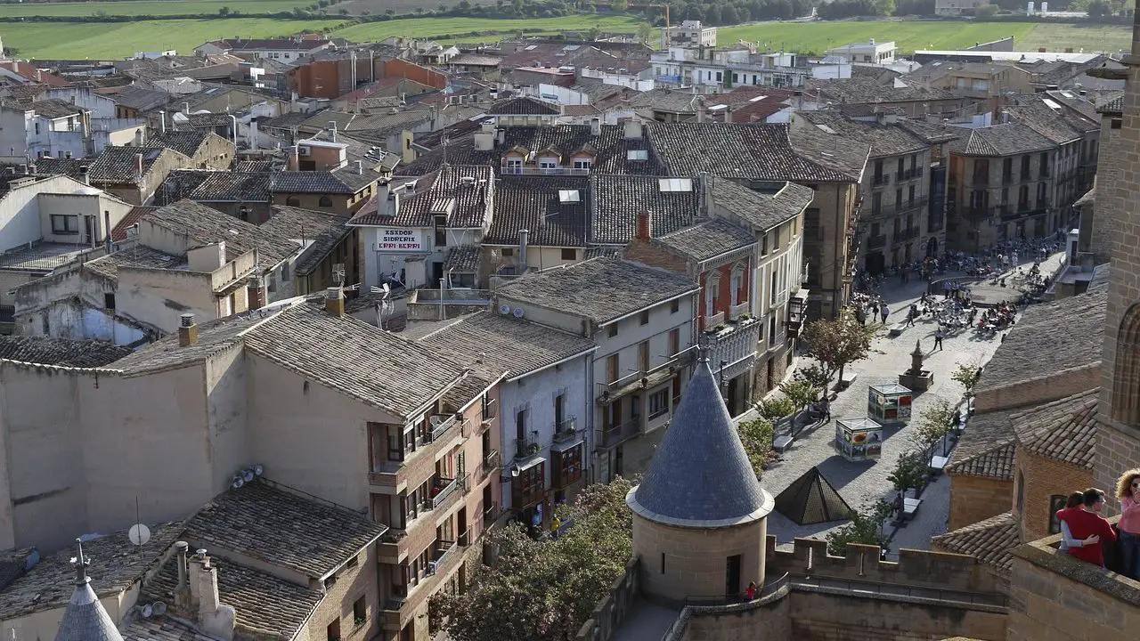 Navarra: Los Sanfermines en Pamplona y la Fiesta de San Fermín en Estella son dos celebraciones famosas que atraen a visitantes de todo el mundo con su energía y tradición.