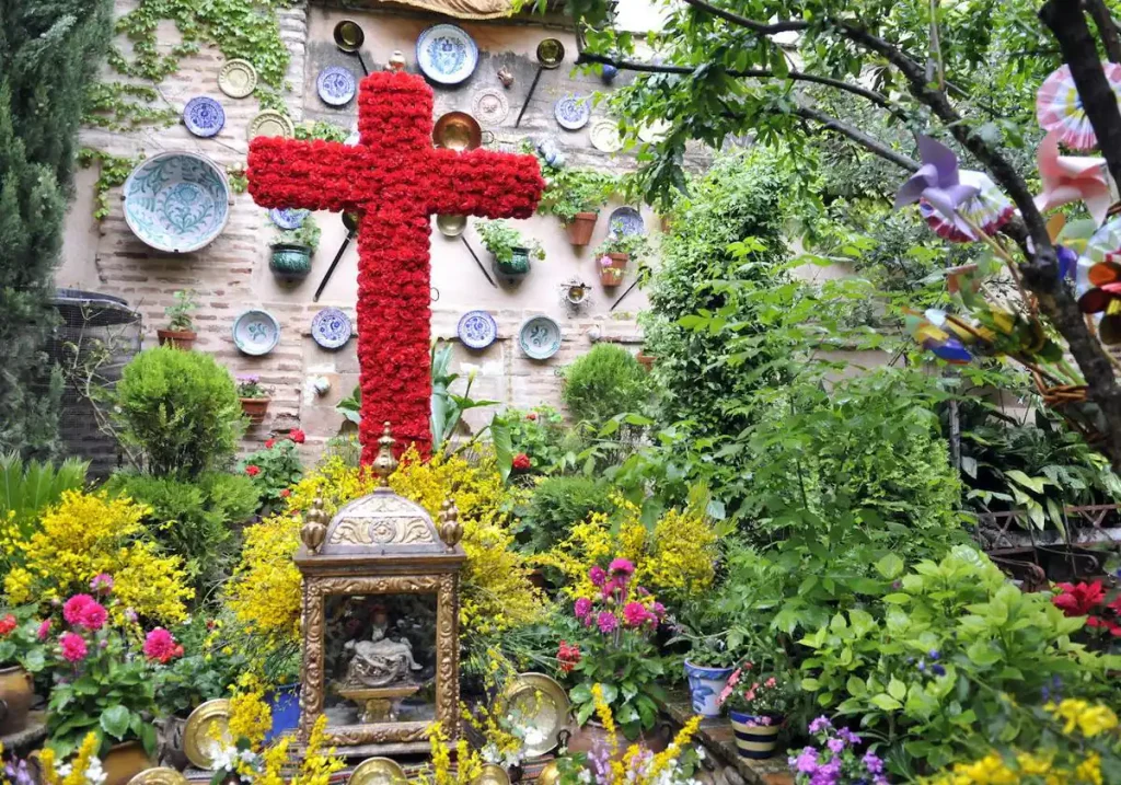 Arte Floral y Devoción: Los Altares de la Santa Cruz en Granada y sus Alrededores
