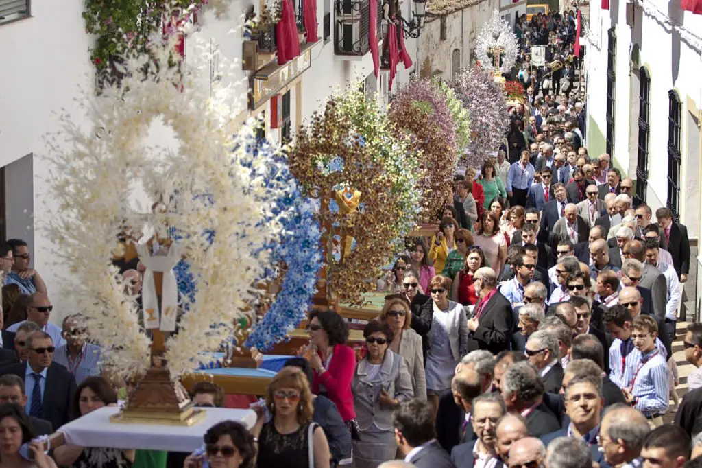 La Magia de las Cruces de Mayo: Feria 2024 Celebra su Fiesta más Emblemática