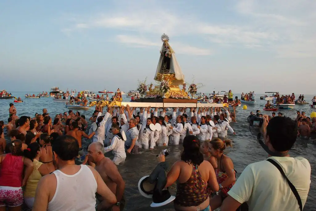Procesiones Marítimas en Honor a la Virgen del Carmen: Un vistoso desfile de embarcaciones para honrar a la patrona de los marineros
